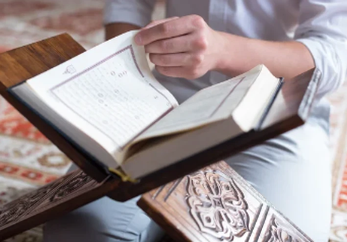 "القرآن الكريم: معجزته الخالدة ودليل الهداية في حياة المسلم"