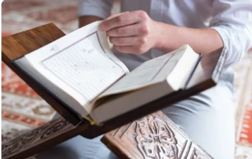"القرآن الكريم: معجزته الخالدة ودليل الهداية في حياة المسلم"
