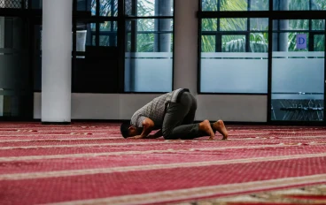 الصلاة… سر السكينة في عالم مضطرب 🕌💫