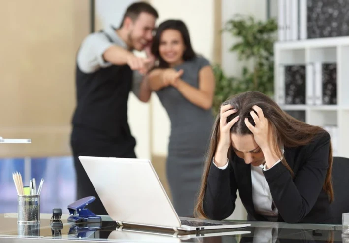 كيفية الوقوف في وجه المتنمرين في العمل  دون طردهم؟