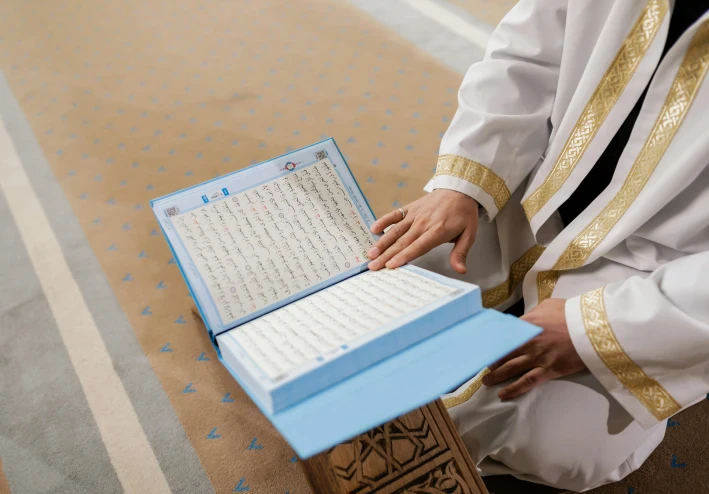 حين تنصت لآيات الله… يتغيّر قلبك ويتبدّل حالك: أثر قراءة القرآن في حياة المسلم