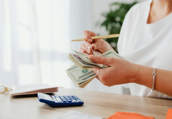 كيف تبدأ الاستثمار وتنمّي دخلك بذكاء: دليل عملي لتحقيق الحرية المالية