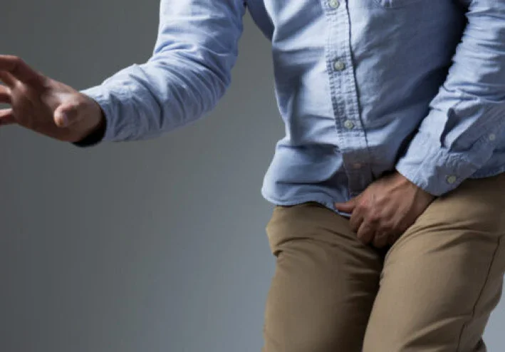 ما هو الحكم الشرعي إذا نزلت قطرة بول بعد الوضوء للصلاة؟