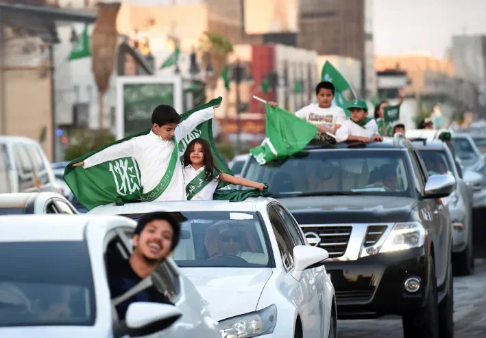 لا تفوت أي لحظة: لماذا يُعد دليل فعاليات Znaki.Fm ضرورياً للسكان العرب