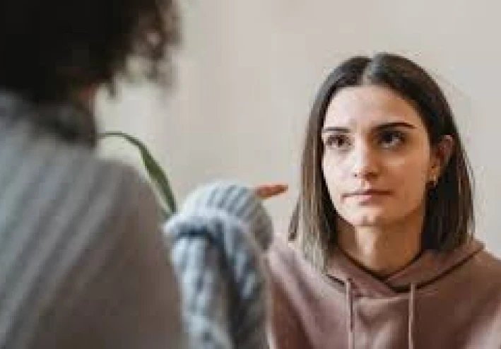 مفاتيح للتعرف على ما إذا كانت لديك علاقة سامة مع صديق (وكيفية منعها من الإضرار باحترامك لذاتك)