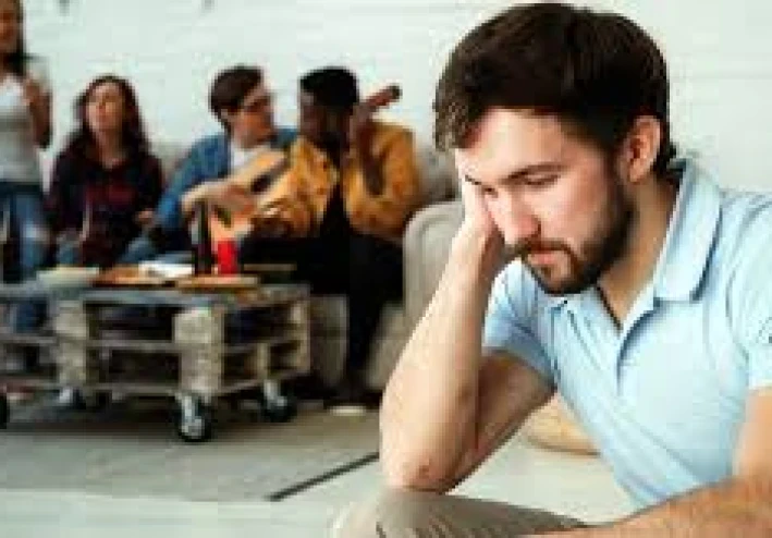 كيف تتوقف عن الشعور بالوحدة ، حتى لو كنت محاطا بالناس وليس لديك أصدقاء