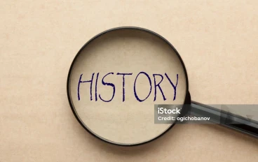 رآة العصور: كيف تُشكل القصص التاريخية وعينا بالحاضر؟ 🏺📜