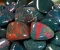 صورة مقال حجر الدم (Bloodstone): خصائصه، فوائده، وأسعاره في عالم الأحجار الكريمة