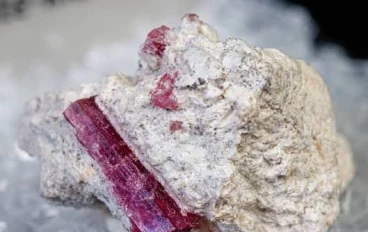 حجر الريد بيريل (Red Beryl): أندر الأحجار الكريمة الحمراء في العالم