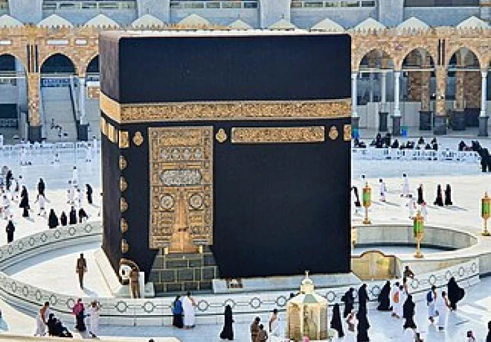 ﴿الْيَوْمَ أَكْمَلْتُ لَكُمْ دِينَكُمْ وَأَتْمَمْتُ عَلَيْكُمْ نِعْمَتِي وَرَضِيتُ لَكُمُ الْإِسْلَامَ دِينًا﴾  يعنى أن القرأن كاملا