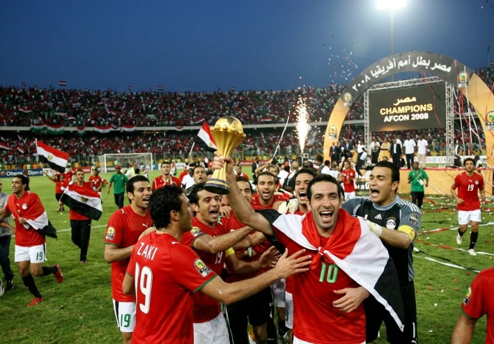 الفراعنة أسياد القارة: ملحمة الذهب والأهداف الإعجازية التي زلزلت عروش عمالقة الماما أفريكا 🏆🇪🇬  بين عامي 1998 و2010، سطّر المنت