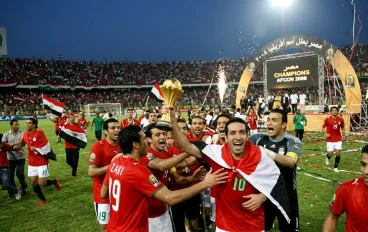 الفراعنة أسياد القارة: ملحمة الذهب والأهداف الإعجازية التي زلزلت عروش عمالقة الماما أفريكا 🏆🇪🇬  بين عامي 1998 و2010، سطّر المنت