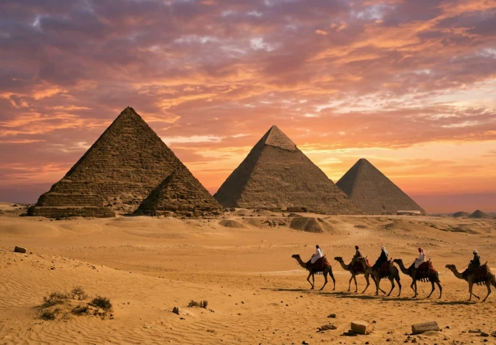 أسرار لم تبح بها الرمال: رحلة عبر الزمن إلى أهرامات الجيزة