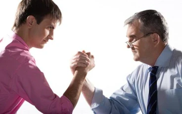 صراع الأجيال: كيف نحول الخلاف بين حكمة الكبار وطموح الشباب إلى شراكة تصنع المستقبل؟