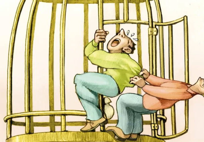 نشتكي من واقعنا ونخاف تغييره...   لماذا يصبح المألوف سجنًا نرفض الهروب منه؟