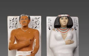 تمثالا الأمير رع حتب وزوجته نفرت: تحفة خالدة من عصر بناة الأهرام