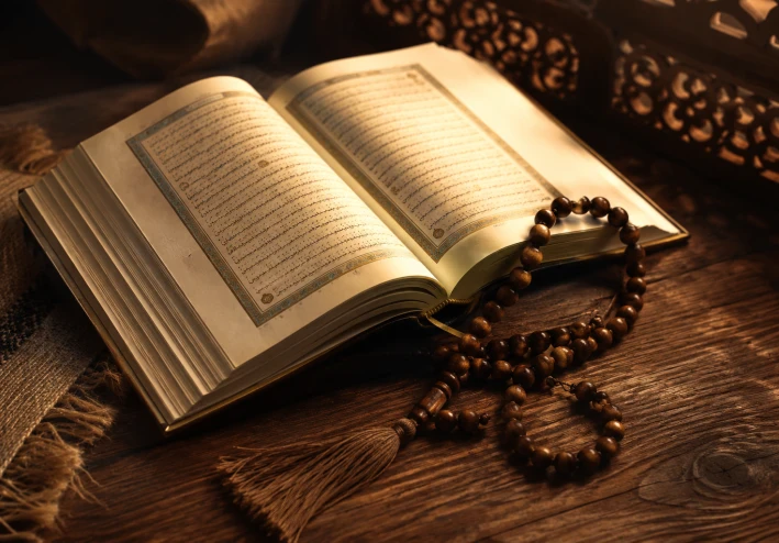 القرآن الكريم: النور الذي لا ينطفئ ورفيق الدرب إلى الطمأنينة
