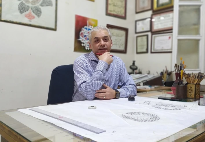 قصة نجاح الخطاط السوري أنور الحلواني