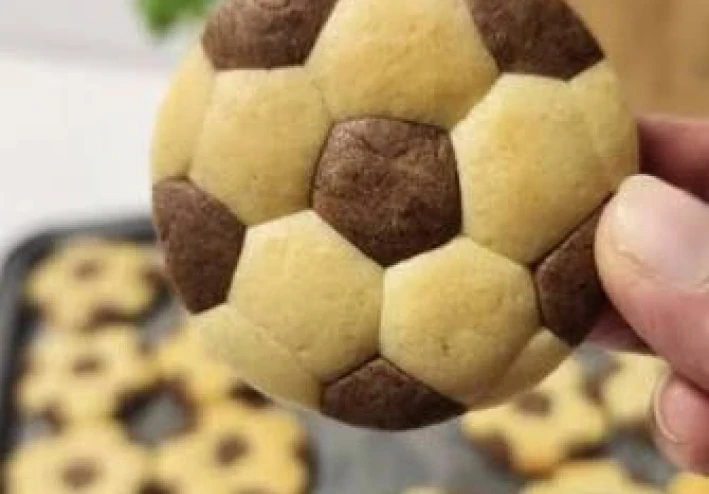 ⚽🍪 كوكيز كرة القدم - طريقة عمل كوكيز بتصميم كرة القدم للأطفال والمناسبات الرياضية