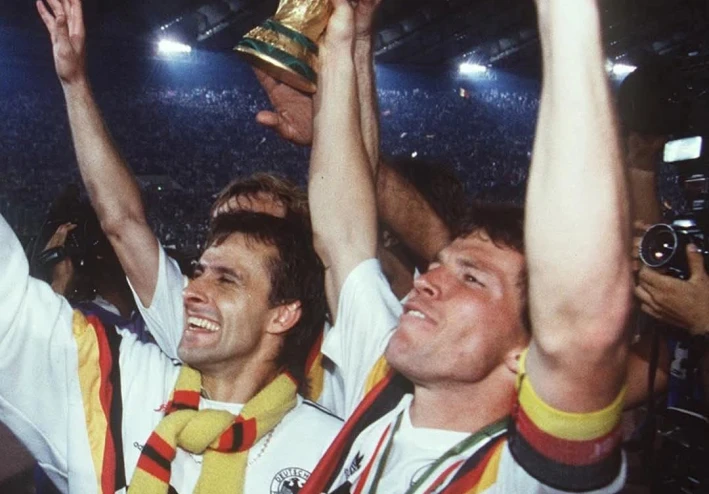 كأس العالم إيطاليا 🇮🇹 1990  …... ملحمة الأهداف الخالدة في رحلة عبر الزمن لأروع اللحظات الكروية الساحرة عن البطولة