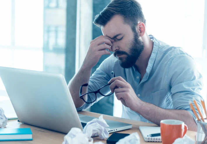 أريكة من الجمر: كيف يُرهق بعض الناس أنفسهم ليبدوا أغنياء؟