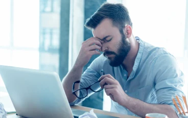 أريكة من الجمر: كيف يُرهق بعض الناس أنفسهم ليبدوا أغنياء؟