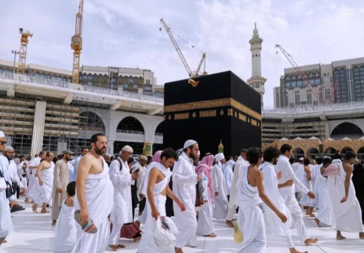 هل طاف المسلمون والمشركون حول الكعبة معًا؟.. أمين الفتوى يكشف قصة بناء بيت الله الحرام وحقيقة أشهر الروايات