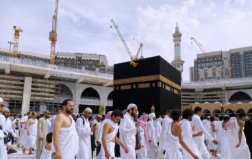 هل طاف المسلمون والمشركون حول الكعبة معًا؟.. أمين الفتوى يكشف قصة بناء بيت الله الحرام وحقيقة أشهر الروايات