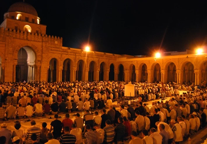 هل الأفضل صلاة التراويح في البيت أم في المسجد