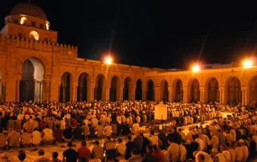 هل الأفضل صلاة التراويح في البيت أم في المسجد