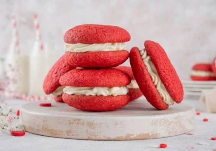 ❤️🍪 بسكويت ساندويتش ريد فيلفت بحشوة الجبن الكريمي | وصفة فاخرة بطعم ناعم ومظهر جذاب