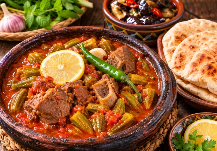 طاجن البامية باللحمة: سيد المائدة الشرقية وسر الخلطة الطواجن المصرية
