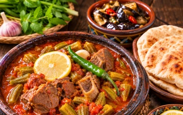 طاجن البامية باللحمة: سيد المائدة الشرقية وسر الخلطة الطواجن المصرية