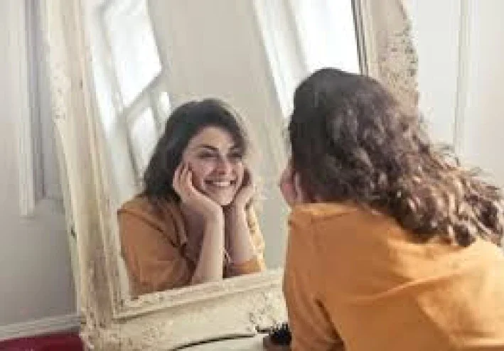 كل ما يمكن أن تعلمه المرآة عن نفسك (وكيف يجب أن تنظر إلى نفسك لتكون أكثر سعادة)