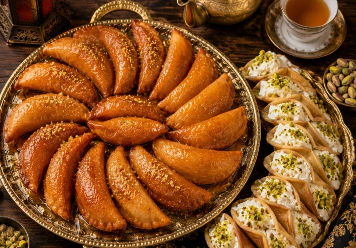 طريقة عمل القطايف الشرقية: أسرار العجينة الهشة والحشوة المقرمشة