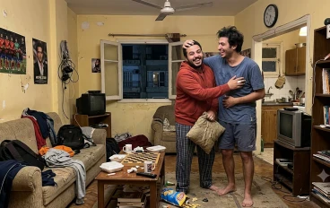 قصص مضحكة عن الغربة والسكن المشترك.. مواقف لا تُنسى بين الضحك والحنين