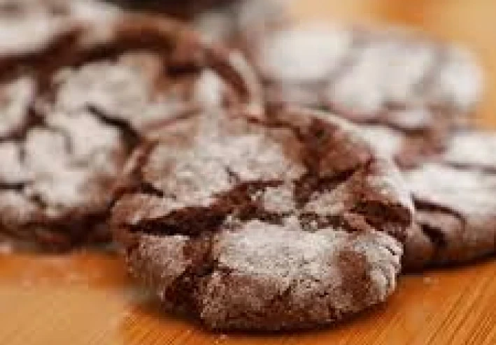🍫🤎 كرينكلز الشوكولاتة : وصفة كوكيز طرية من الداخل ومغطاة بالسكر البودرة