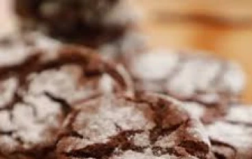 🍫🤎 كرينكلز الشوكولاتة : وصفة كوكيز طرية من الداخل ومغطاة بالسكر البودرة