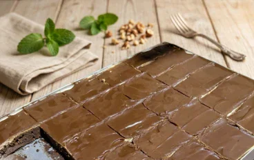 حولي كيكة الشيكولاتة العادية لحلا رائع بمنتهى البساطة