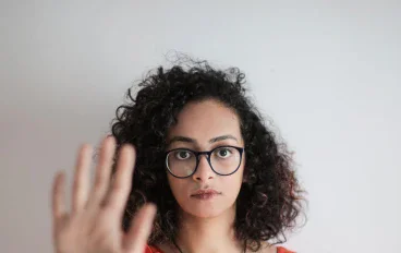 الحدود في العلاقات: كيف تقول «لا» دون أن تخسر من تحب؟ ❤️