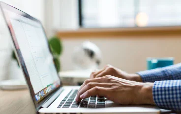 العمل الحر للمبتدئين: دليلك الشامل لبدء العمل وتحقيق أول دخل من الإنترنت