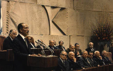 السادات: الرئيس الذي صافح إسرائيل ودفع حياته ثمناً للسلام