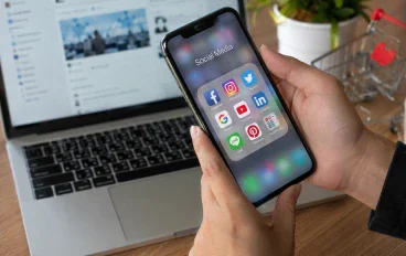 مواقع التواصل الاجتماعي.. كيف غيرت حياتنا وأصبحنا نعيش معها كل يوم؟
