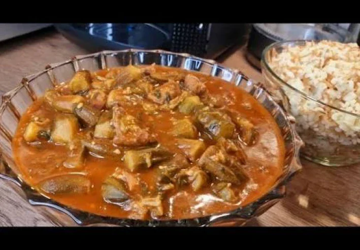 🍲🌿 يخنة البامية باللحم وزيت الزيتون | وصفة شرقية شهية وغنية بالنكهة