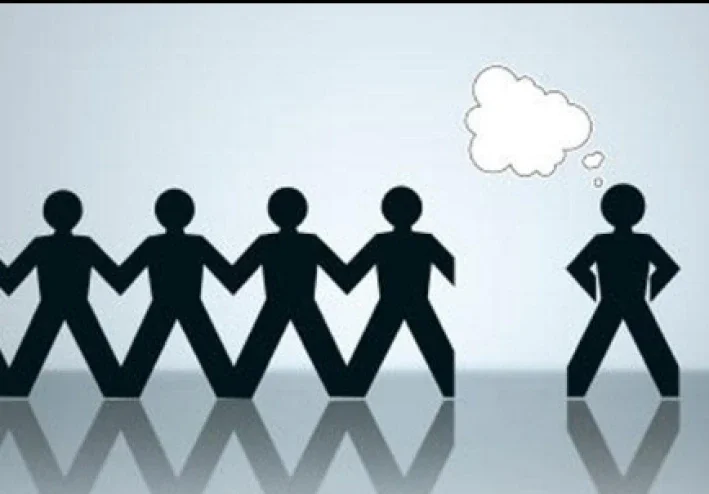 أصنام المجتمع: كيف تتحول الأفكار إلى سلطة داخل عقولنا