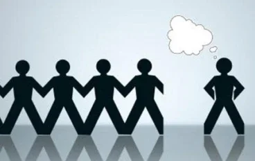 أصنام المجتمع: كيف تتحول الأفكار إلى سلطة داخل عقولنا