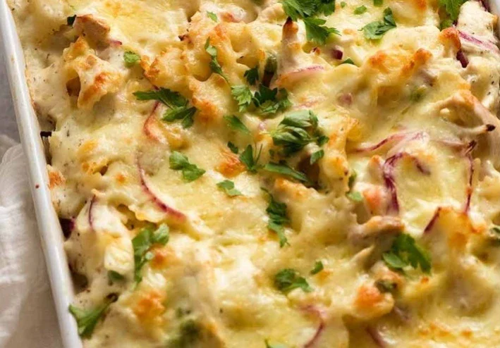 أسرار المطاعم.. طريقة عمل طاجن مكرونة بالوايت صوص والدجاج كريمي وغني في البيت