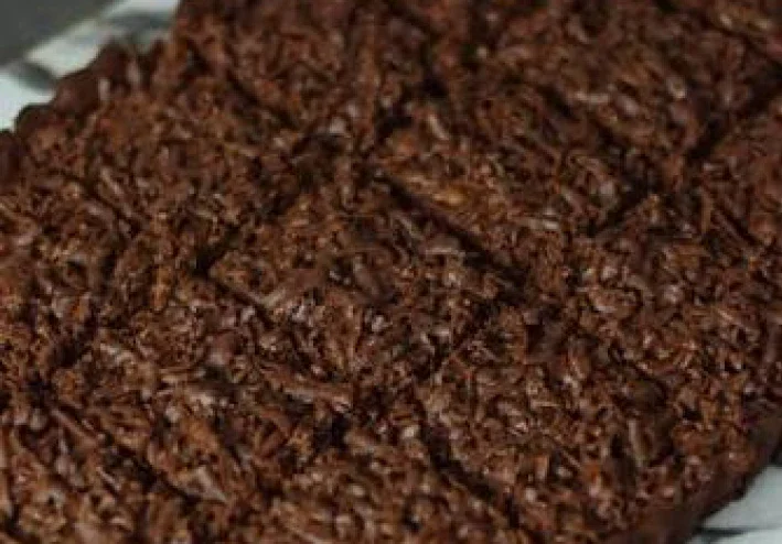 🍫🍰 مبروشة بالشوكولاتة -  وصفة هشة ولذيذة بطبقة شوكولاتة غنية