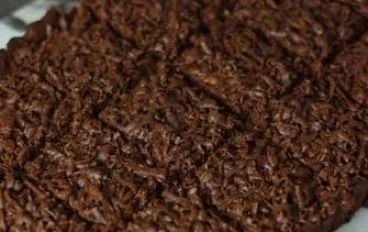 🍫🍰 مبروشة بالشوكولاتة -  وصفة هشة ولذيذة بطبقة شوكولاتة غنية