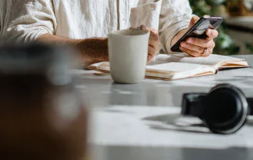كيف تبدأ العمل الحر من الهاتف للمبتدئين؟ دليل عملي خطوة بخطوة